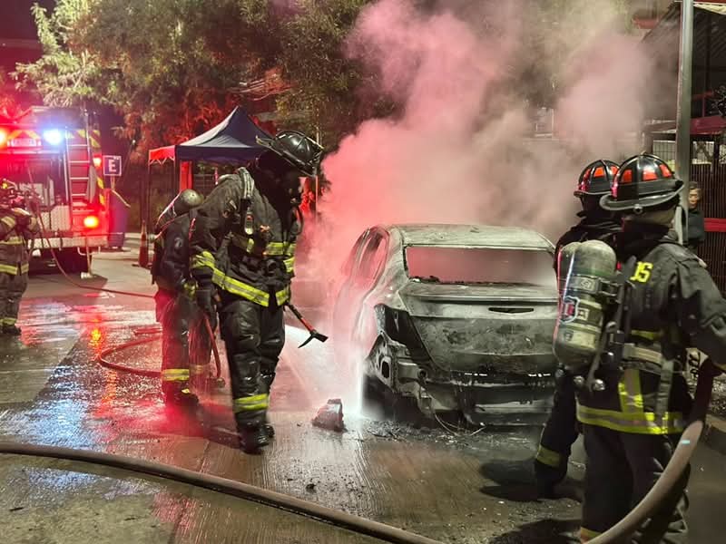 Vehiculo robado en Putaendo,  fue incendiado en Población Los Copihues de Los Andes