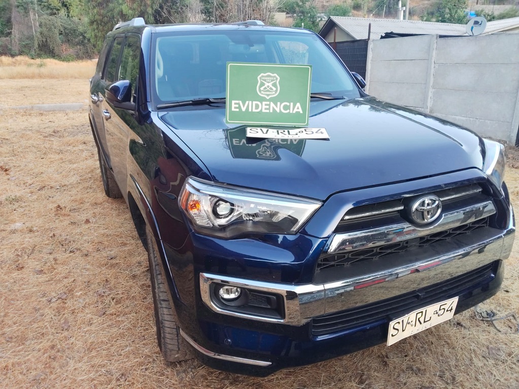 Tapado con una lona en un domicilio de Rinconada de Silva , Carabineros de Putaendo recuperó automóvil de más de $40 millones robado en Las Condes